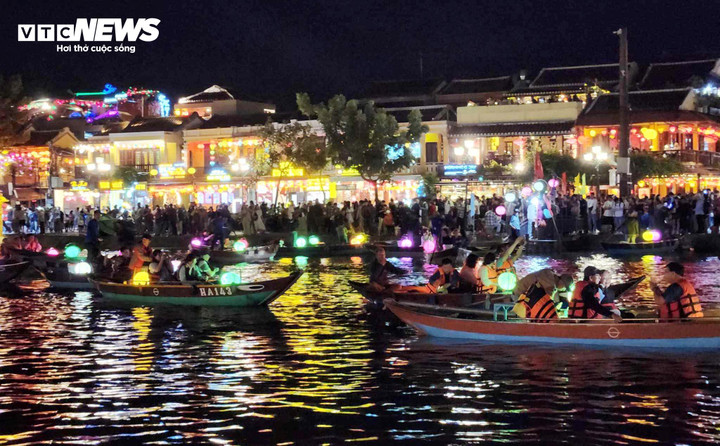 Du khách đi thuyền trên sông Hoài, ngắm phổ cổ Hội An.