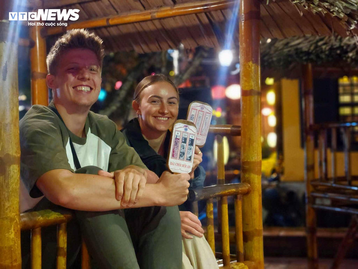 Du khách nước ngoài hào hứng chờ đón thời khắc chuyển giao sang năm mới Giáp Thìn 2024.