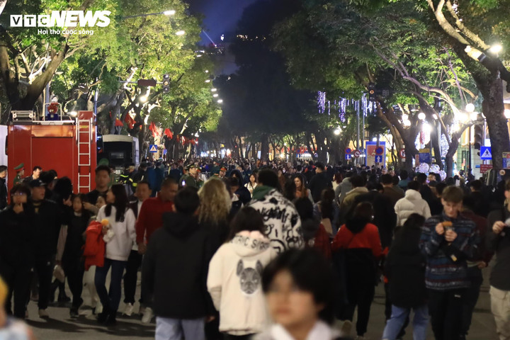 Chỉ còn 2 tiếng nữa đến thời khắc giao thừa, hàng nghìn người dân Thủ đô đổ về khu vực hồ Hoàn Kiếm để chiêm ngưỡng thời khắc rực rỡ pháo hoa mừng năm mới.