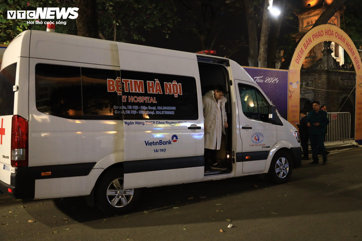 Xe cứu thương cũng được túc trực ở khu vực bắn pháo hoa.