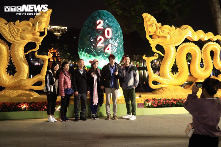 Nhiều gia đình tranh thủ chụp ảnh kỷ niệm trước hồ Hoàn Kiếm