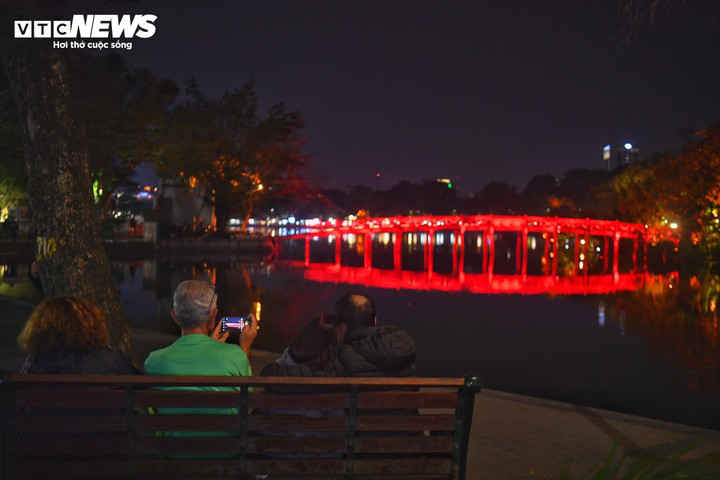 Nhiều người dân chờ đợi thời khắc giao thừa bên cầu Thê Húc để ghi lại những hình ảnh đẹp nhất.