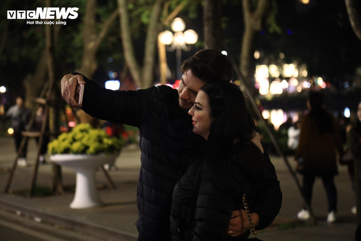 Du khách nước ngoài chụp ảnh, ghi lại khoảnh khắc bên hồ Hoàn Kiếm