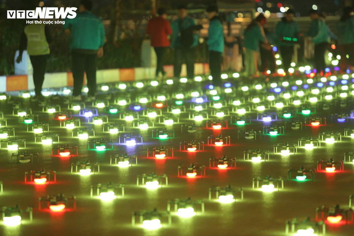 2024 chiếc drone lên đèn chuẩn bị bắt đầu màn trình diễn ánh sáng đẹp mắt.