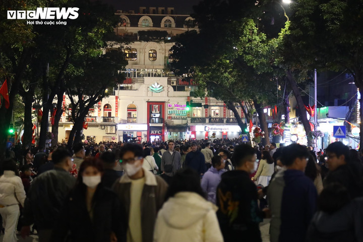 Sắp đến giao thừa, hàng vạn người dân đổ về Quảng Trường Đông Kinh Nghĩa Thục để chuẩn bị ngắm pháo hoa