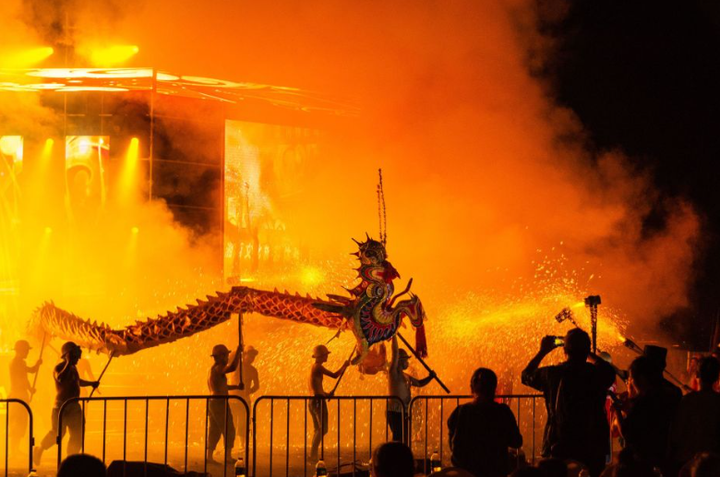Rồng thép nhảy múa giữa lửa pháo trong lễ hội ở Tương Tây, tỉnh Hồ Nam, Trung Quốc. (Ảnh: CNN)