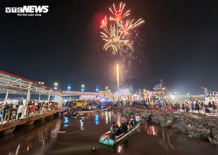 Như mọi năm, Cà Mau vẫn là địa phương bắn pháo hoa sớm trên cả nước. Pháo hoa tại điểm sớm nhất bắn vào lúc 21h, muộn nhất là tại trung tâm thành phố 22h30.