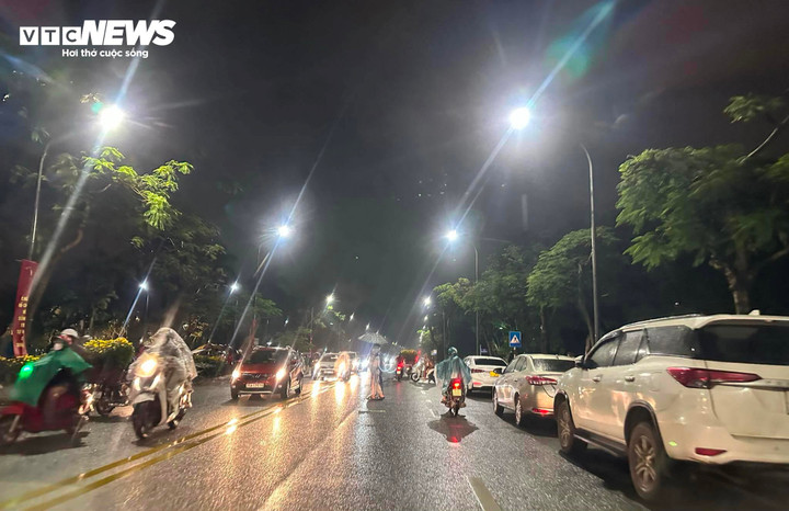 TP Huế xuất hiện mưa phùn, gió rét, các tuyến phố thông thoáng.