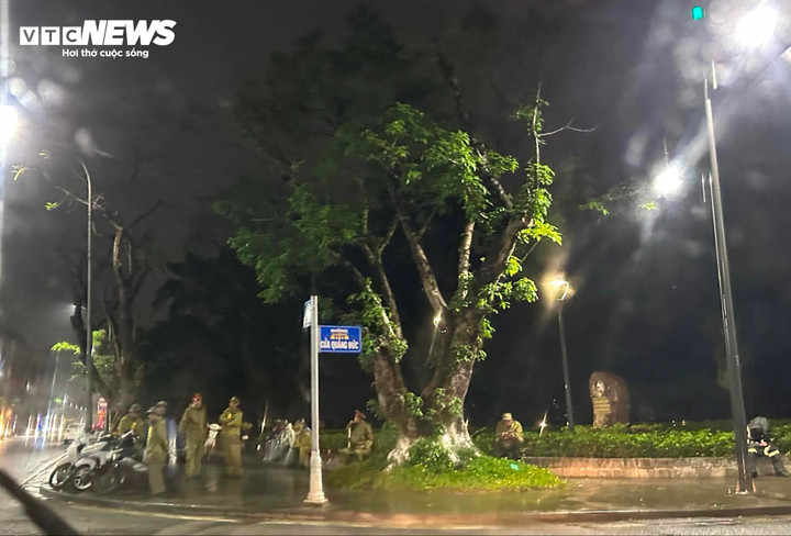 Lực lượng chức năng túc trực trước điểm bắn pháo hoa tại khu vực Quảng trường Ngọ môn - Kỳ Đài Huế.