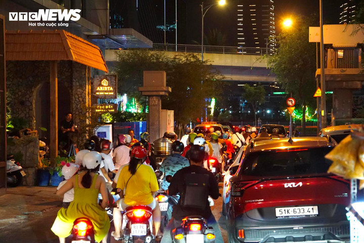 Đường nhánh dẫn ra đường Tôn Đức Thắng (Quận 1) kẹt cứng vì bị chốt chặn.