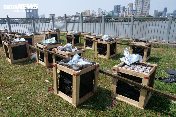 Trong đó, pháo hoa tầm cao được bố trí tại đầu đường hầm vượt sông Sài Gòn (TP Thủ Đức) và đền tưởng niệm Bến Dược (huyện Củ Chi).