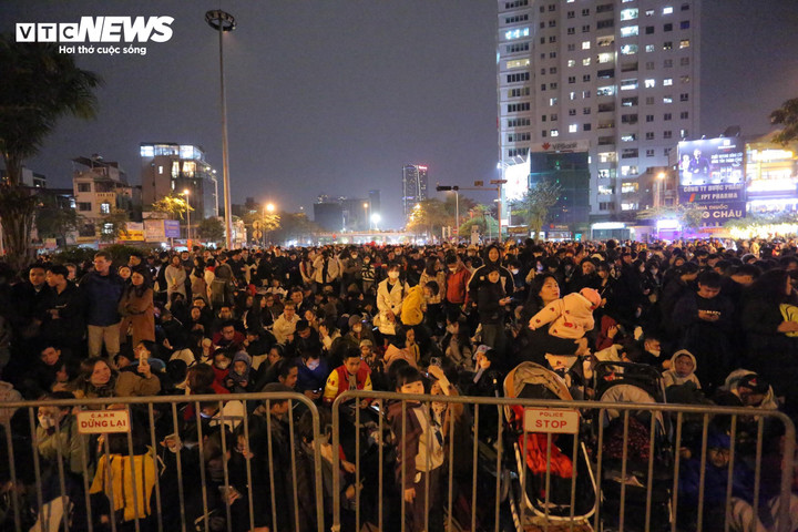 Người dân có mặt từ rất sớm chọn cho mình vị trí đẹp nhất để chiêm ngưỡng màn trình diễn.