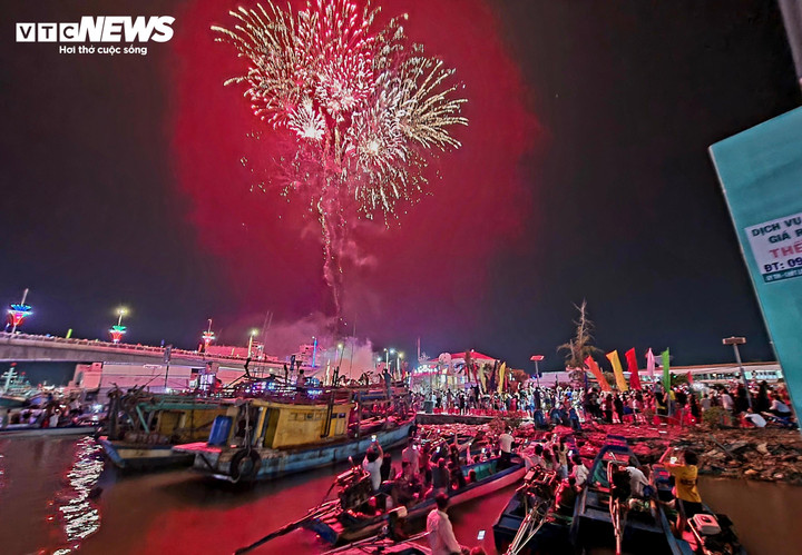 TRỰC TIẾP: Cả nước đón giao thừa Tết Giáp Thìn 2024 - 15