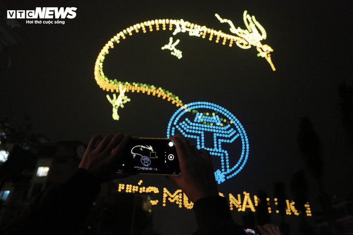 2.024 thiết bị bay không người lái (drone) trình diễn ánh sáng kết hợp âm thanh chào đón năm mới trong đêm Giao thừa Tết Nguyên đán 2024.