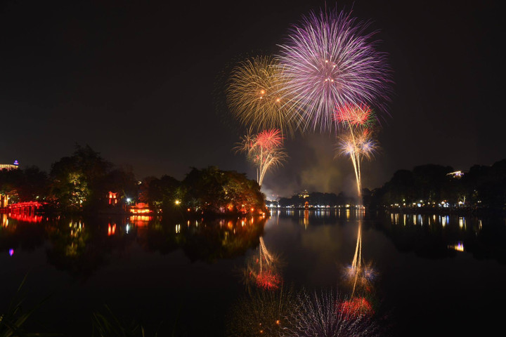 Hình ảnh pháo hoa điểm bắn hồ Hoàn Kiếm (Hà Nội)