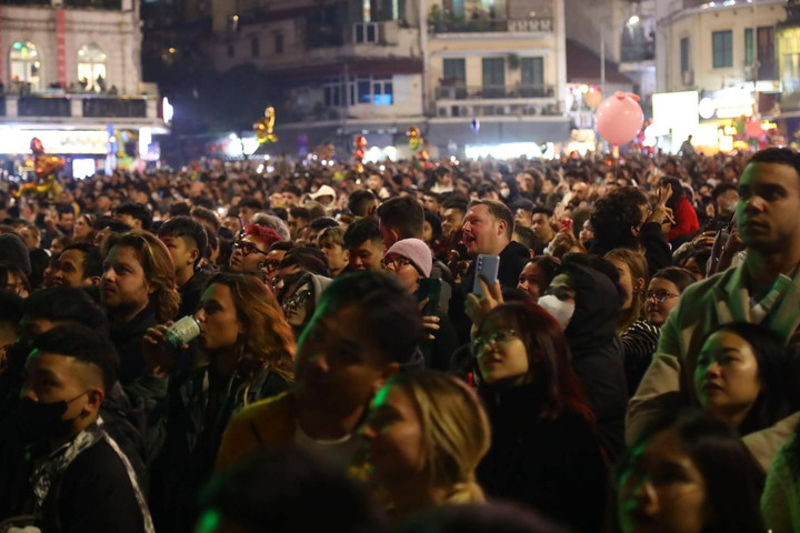 TRỰC TIẾP: Cả nước đón giao thừa Tết Giáp Thìn 2024 - 5