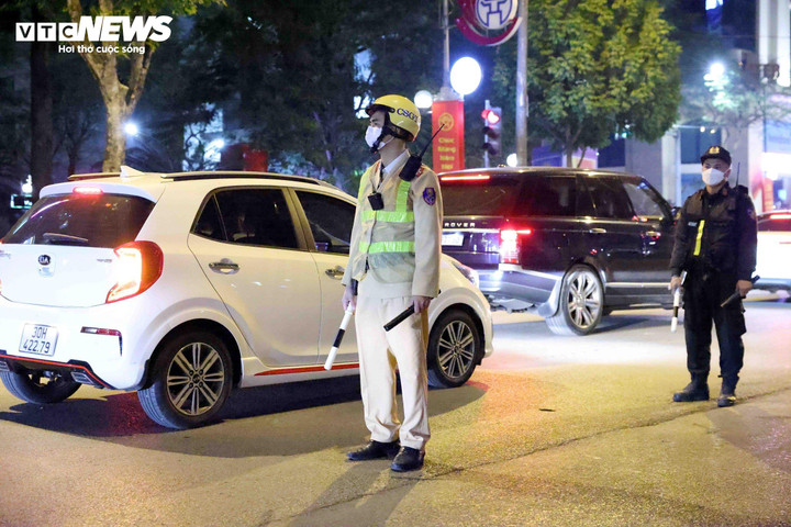 Lực lượng chức năng thực hiện nhiệm vụ bảo đảm an toàn giao thông trong đêm giao thừa Tết Nguyên đán Giáp Thìn 2024.