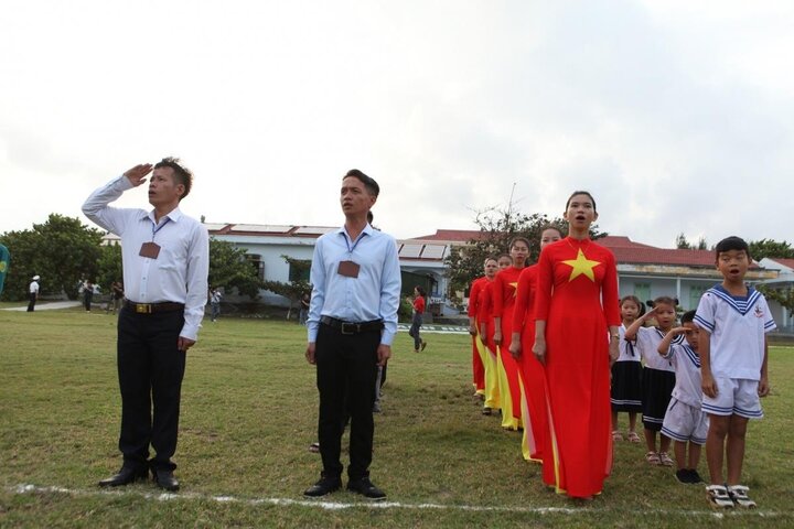 Anh Cao văn Giáp, Phó chủ tịch xã Song Tử Tây (ngoài cùng bên trái) cùng người dân đảo Song Tử Tây vô cùng tự hào khi tham gia Lễ chào cờ đầu năm mới Giáp Thìn 2024.