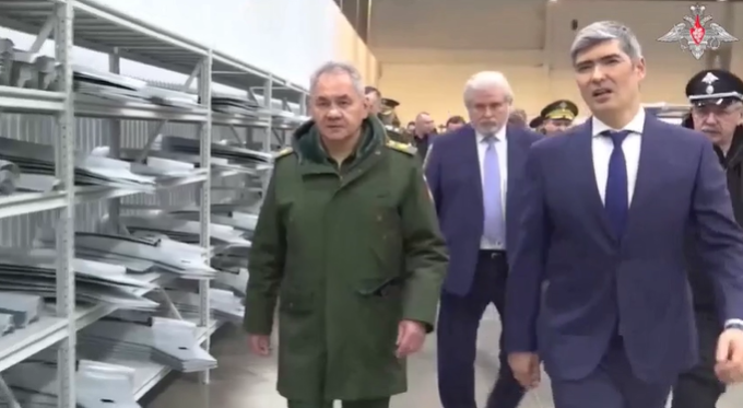 Bộ trưởng Quốc phòng Nga thăm cơ sở sản xuất máy bay không người lái.