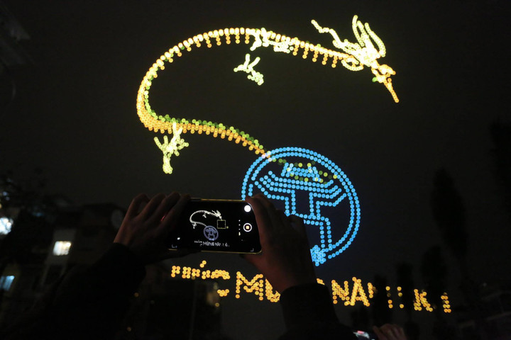 Lễ hội trình diễn 2.024 drone kéo dài 15 phút, ngay sau đó là hoạt động bắn pháo hoa tầm cao chào mừng năm mới Giáp Thìn.