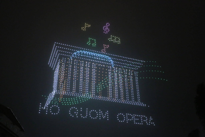 “Lễ hội ánh sáng nghệ thuật Hà Nội - Rực rỡ Thăng Long” là màn trình diễn drone với số lượng nhiều kỷ lục tại khu vực Đông Nam Á, đồng thời kết hợp cùng âm nhạc được sáng tác riêng, hệ thống âm thanh và màn hình tường thuật trực tiếp được lắp đặt xung quanh khu vực hồ Tây.