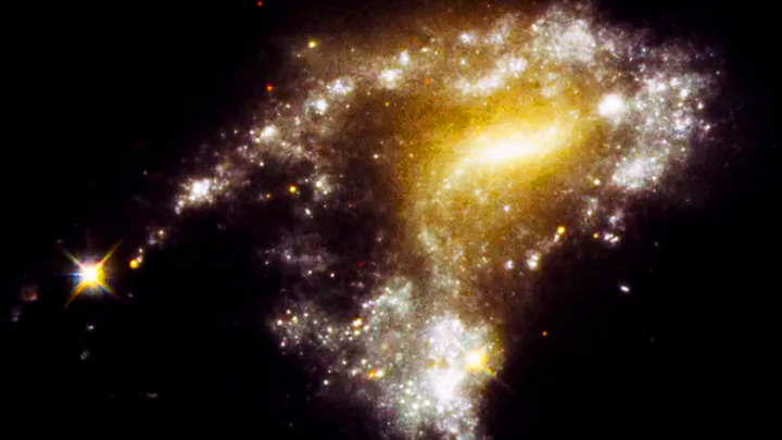 Mới đây, Kính viễn vọng Không gian Hubble quan sát “đuôi cá” từ 12 thiên hà tương tác với nhau. (Ảnh: Kính viễn vọng Không gian Hubble)