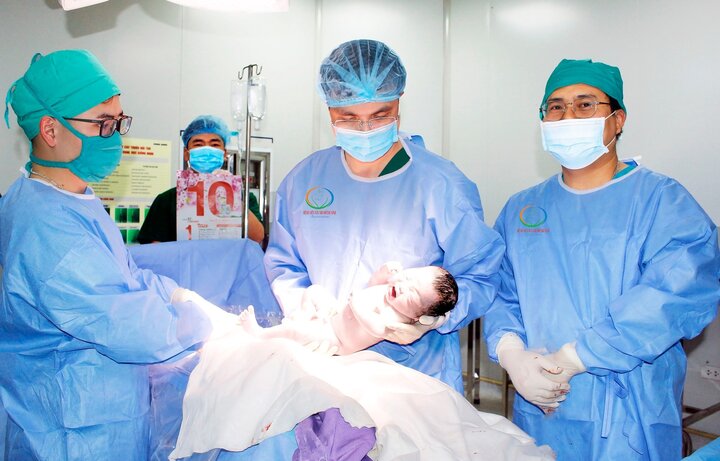 Bé trai ra đời bên trên Bệnh viện Sản nhi tỉnh Quảng Ninh vô thời tương khắc phú quá. (Ảnh: BVCC)