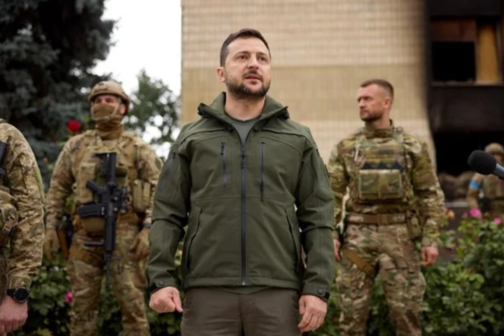 Tổng thống Ukraine Volodymyr Zelensky (giữa) trong một chuyến thăm thành phố Izyum, vùng Kharkiv. (Ảnh: AFP/TTXVN)