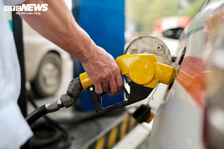 Giá xăng dầu hôm nay tiếp tục tăng.