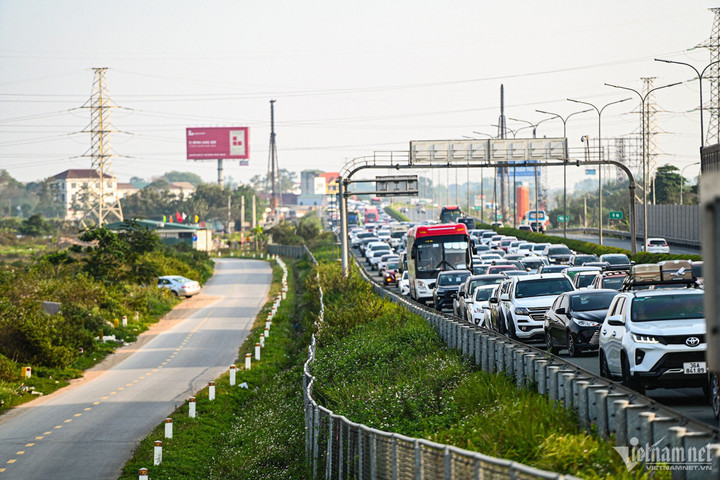 Cũng trong ngày mùng 3 Tết, cảnh sát giao thông, công an các đơn vị, địa phương đã kiểm tra, phát hiện xử lý 11.468 trường hợp vi phạm. Trong đó, ở lĩnh vực đường bộ, lực lượng chức năng kiểm tra phát hiện, xử lý 11.466 trường hợp vi phạm; phạt tiền 30 tỷ 618 triệu đồng; tạm giữ 254 ô tô, 6.241 mô tô và 24 phương tiện khác. Ngoài ra, CSGT các địa phương cũng tước 3.032 giấy phép lái xe các loại, trong đó xử lý 5.589 trường hợp vi phạm nồng độ cồn, 2.691 trường hợp vi phạm tốc độ và 11 trường hợp về ma tuý.