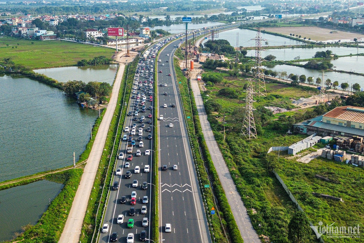 Từ đầu giờ chiều 12/2 (mùng 3 Tết Nguyên đán Giáp Thìn), lượng phương tiện về cửa ngõ thành phố Hà Nội tăng cao khiến giao thông ùn tắc cục bộ.