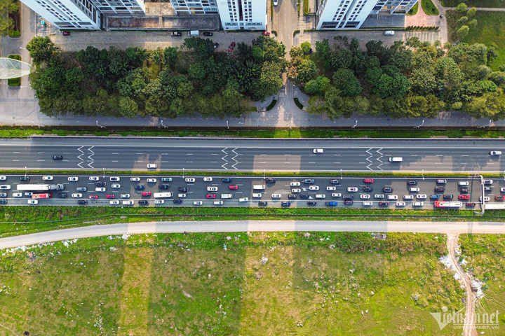 Ghi nhận của PV VietNamNet vào lúc 15h, từ cuối cao tốc Pháp Vân - Cầu Giẽ đến đường dẫn vào trung tâm thành phố và đường vành đai 3 trên cao ùn tắc khoảng 3km.