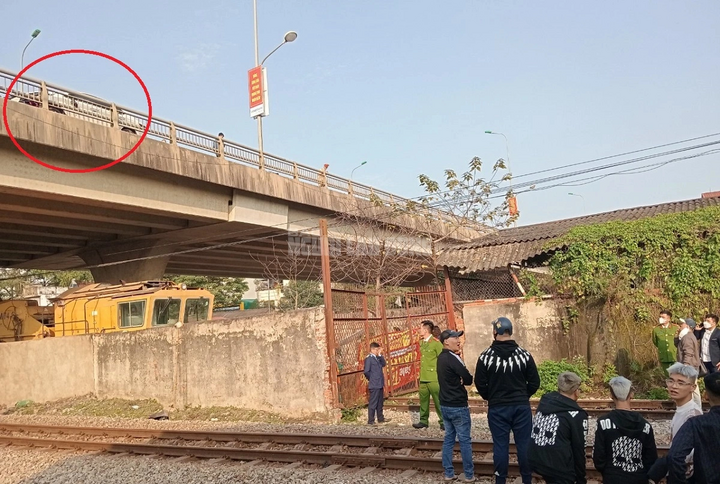 Vị trí chiếc ôtô và xe máy va chạm trên cầu (khoang đỏ) và nơi 2 cô gái bị tông văng khỏi cầu vượt rơi xuống đất. (Ảnh: Tuấn Minh)