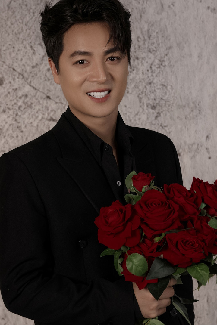 Trong những dịp quan trọng, Đăng Khôi không ngại dành tặng cho bà xã những món quà giá trị. Anh luôn mong có thể đem lại cho bà xã nhiều hạnh phúc hơn nữa bởi cô đã hi sinh cho gia đình rất nhiều.