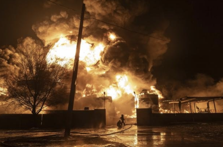 Hình ảnh lính cứu hỏa dập lửa sau cuộc tấn công của Nga vào một khu dân cư ở Kharkiv, Ukraine hôm 10/2. (Ảnh: AP)