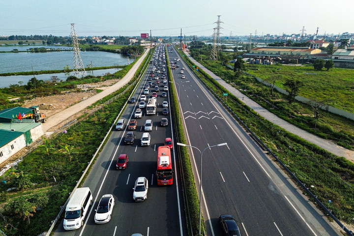 Tại tuyến quốc lộ 1 (đoạn qua Ngọc Hồi), lượng phương tiện gia tăng theo chiều vào trung tâm thành phố. Nhiều người mang theo đồ đạc lỉnh kỉnh. Anh Trần Quang Đại (quê ở Nghệ An) cho biết, dù chưa hết kỳ nghỉ lễ nhưng gia đình anh trở lại thành phố để có thời gian nghỉ ngơi trước khi bước vào ngày làm việc đầu tiên. Chị Mỹ Anh (quê ở Nam Định) chia sẻ, do chị lo ngại tắc đường vào cuối kỳ nghỉ Tết nên trở lại thành phố sớm.