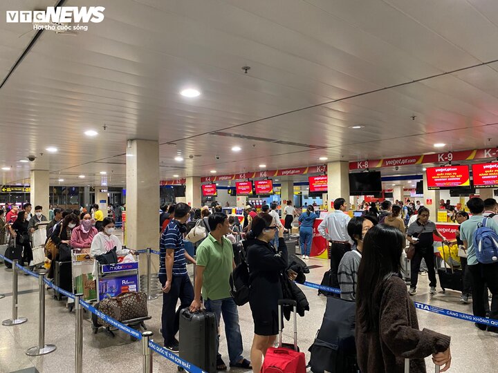 Người dân đi lại qua sân bay quốc tế Tân Sơn Nhất trong dịp cao điểm Tết tăng mạnh. (Ảnh: Đại Việt)