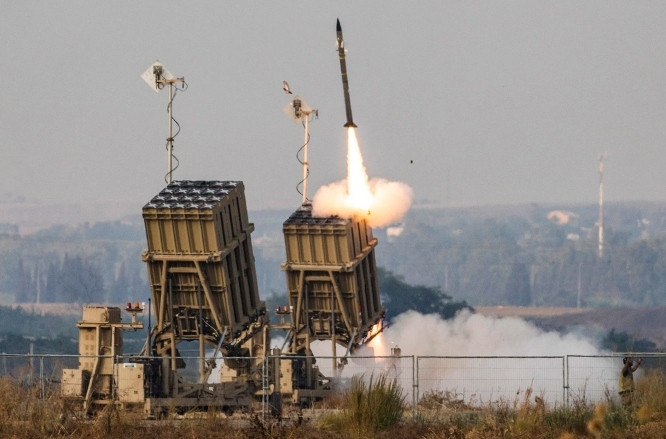 Một tổ hợp phòng không Vòm Sắt của Israel khai hỏa. (Ảnh minh họa: Getty)