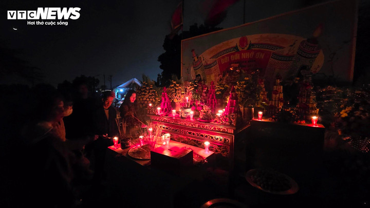 Thắp hương cho người đã khuất ở chợ.