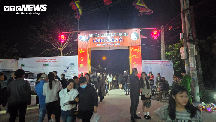 Chợ Âm Dương nằm ở địa phận làng Ó (nay là làng Xuân Ổ), phường Võ Cường, TP Bắc Ninh. Mỗi năm chợ chỉ họp một lần vào đêm mùng 4, rạng sáng mùng 5 Tết. Người dân quan niệm, cửa Âm phủ một năm chỉ mở một lần vào đêm mùng 4, rạng sáng mùng 5 tháng Giêng cho người dưới cõi âm lên gặp người thân của mình trên trần gian. Từ đó, sinh ra chợ Âm Dương.