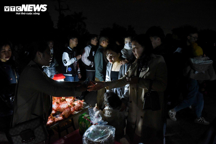 Tại chợ Âm Dương, người mua, kẻ bán không mặc cả, không đếm tiền.