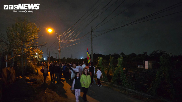 Theo các tài liệu sử sách để lại, chợ Âm Dương có từ năm Nhâm Dần 43 sau Công nguyên và chỉ được họp phiên duy nhất vào đêm mùng 4 và kết thúc vào rạng sáng ngày mùng 5 Tháng Giêng. Với ý nghĩa chợ họp là cơ hội để người đã mất và người sống được gặp lại nhau.