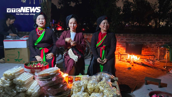 Bà Nguyễn Thị Lẫm, khu phố Xuân Ổ, phường Võ Cường, TP Bắc Ninh chia sẻ: “Những người dân tại làng Xuân Ổ không ai là không biết đến phiên chợ Âm Dương, ở đây người dân tin rằng, hòa lẫn trong dòng người đến phiên chợ đêm sẽ có cả hương hồn của ông cha, người thân hiện về tìm gặp lại mọi người và đi chợ Âm Dương là một hình thức để an ủi, động viên nhau xua tan đi nỗi buồn, thương nhớ người thân đã khuất”.