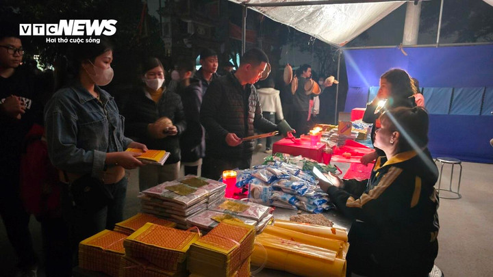 Là phiên chợ đặc biệt nên chợ Âm Dương chỉ bán những đồ tế lễ, tiền vàng cho người đã khuất.