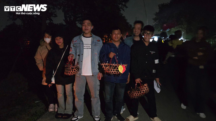 Chợ Âm Dương có một loại hàng bán rất đặc biệt, đó chính là gà đen, biểu tượng cho sự thần bí, tâm linh được bày bán.