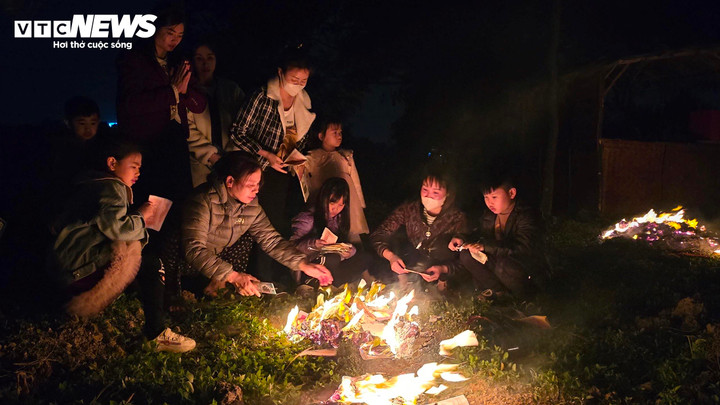 Đến chợ, người sống sẽ thắp hương, đốt vàng mã, đốt nến hoặc ngọn đèn dầu để kết nối với người đã mất với quan niệm rằng đó là dịp làm phúc, làm điều thiện với người đã chết, mong cuộc sống tâm linh của họ sẽ được thanh thản hơn.