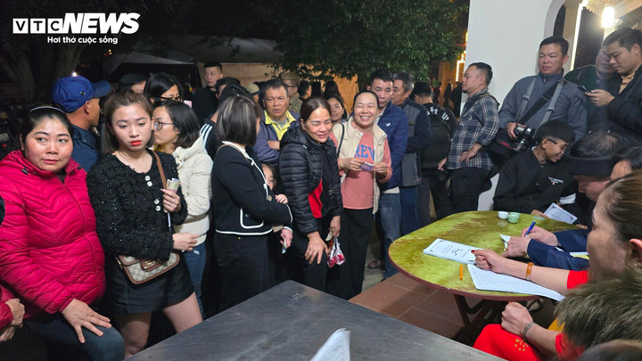 Do số lượng gà có hạn nên người dân phải xếp hàng lấy số để mua được một vài chú gà đen mang về.