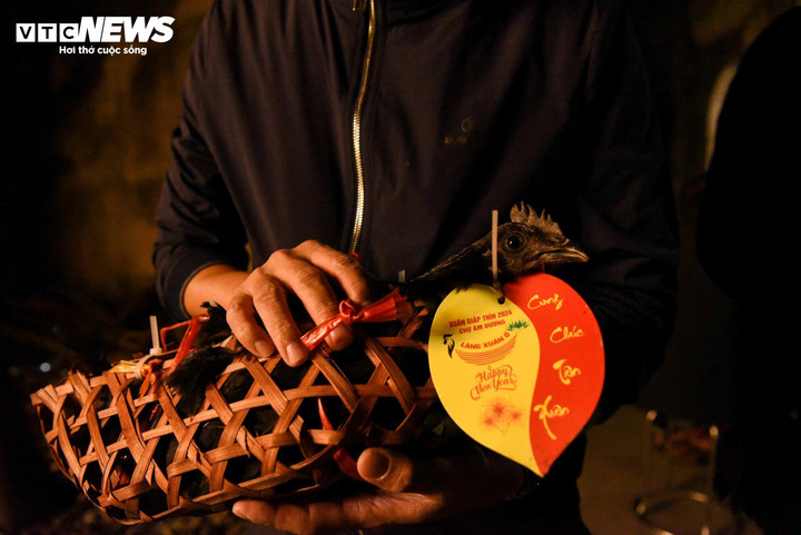 Anh Nguyễn Văn Thanh, ở Thanh Miện, Hải Dương hồ hởi cho biết, đây là năm thứ 2 anh đi chợ Âm Dương và năm nào anh cũng mua cho mình một con gà đen mang về để lấy may mắn cho cả năm.