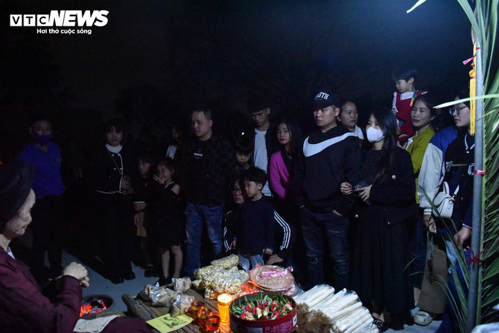 Người đi chợ chỉ để cầu may, trút bỏ muộn phiền, không quá quan tâm đến việc trao đổi mua bán. Trong chợ người mua không mặc cả, người bán không ra giá.