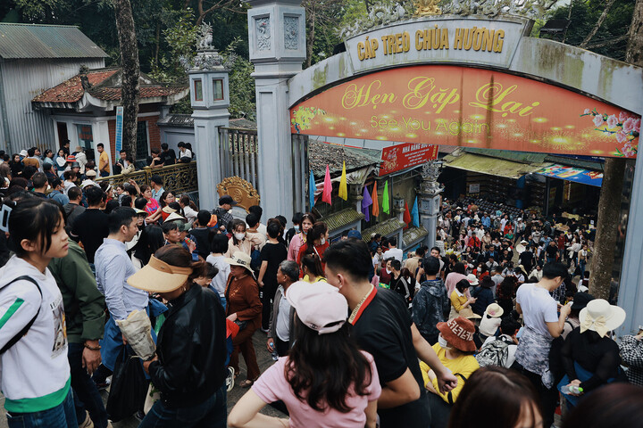 Cảnh đông nghẹt người không chỉ xảy ra ở khu vực cáp treo, tại các lối leo lên chùa nhiều du khách cũng gặp khó khăn để đến được đích.